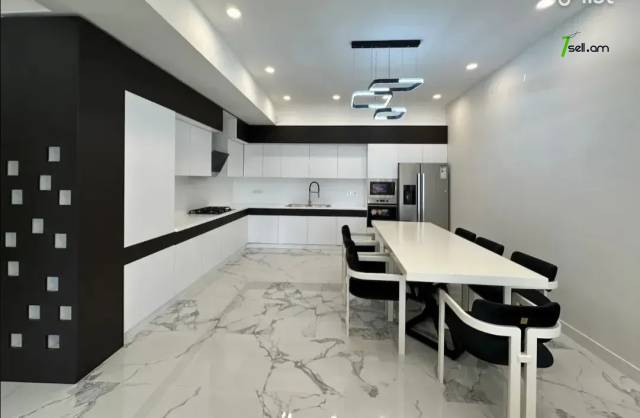 4 սենյականոց բնակարան նորակառույց շենքում Պարոնյան փողոցում, 132 ք.մ., 2 սանհանգույց