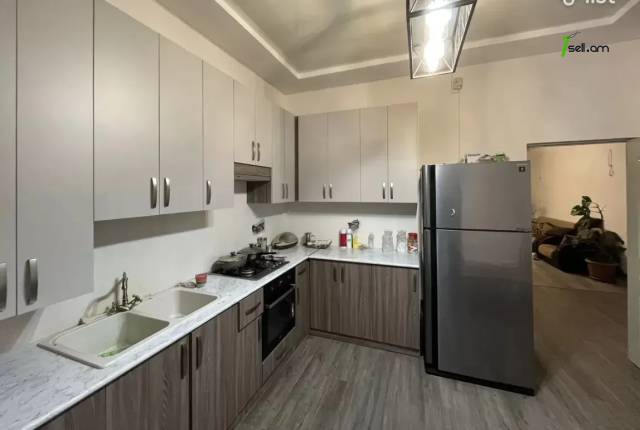 Երեք հարկանի տուն, Դուրյան թաղամաս Ավանում, 360 ք.մ., 2 սանհանգույց, եվրովերանորոգված