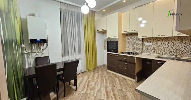 Երեք հարկանի քարե տուն Արցախի պողոտայում Էրեբունիում, 460 ք.մ., 3+ սանհանգույց, կապիտալ վերանորոգված