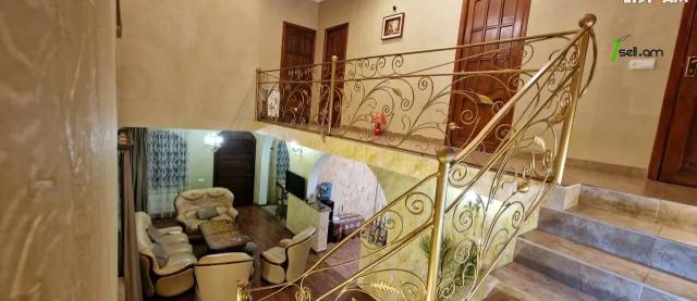 Երկու հարկանի քարե տուն Աջափնյակում, 350 ք.մ., 2 սանհանգույց, եվրովերանորոգված