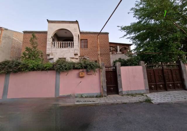 Երեք հարկանի քարե տուն Դավիթ Բեկի փողոցում Էրեբունիում, 2550 ք.մ., 3+ սանհանգույց, մեծ հողամաս