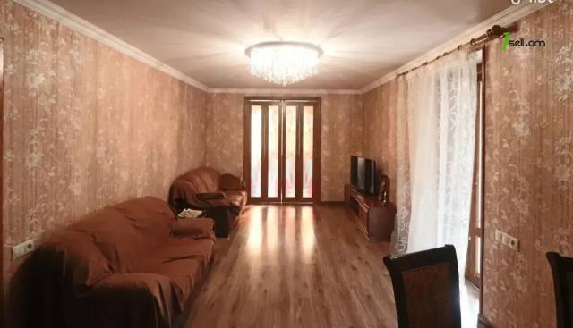 3 սենյականոց բնակարան Հանրապետության փողոցում, 83 ք.մ., 3/5 հարկ, եվրովերանորոգված, քարե շենք