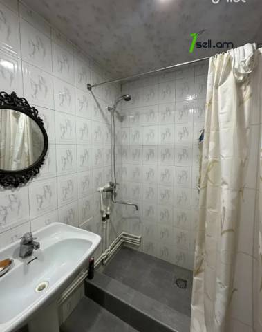 1 սենյականոց բնակարան Վիկտոր Համբարձումյան փողոցում, 43 ք.մ., 2/9 հարկ, կապիտալ վերանորոգված