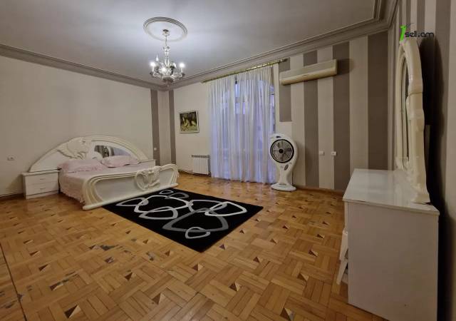 Երեք հարկանի քարե տուն Պարոնյան փողոցում կենտրոնում, 550 քմ, 3+ սանհանգույց, եվրովերանորոգված