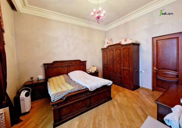 Երկու հարկանի քարե տուն, Դուրյան թաղամաս Ավանում, 2400 ք.մ., 3+ սանհանգույց, մեծ հողամաս