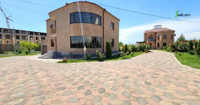 Երկու հարկանի քարե տուն Սիլիկյանի 5-րդ փողոցում Աջափնյակում, 3000 քմ, 2 սանհանգույց, մեծ հողամաս