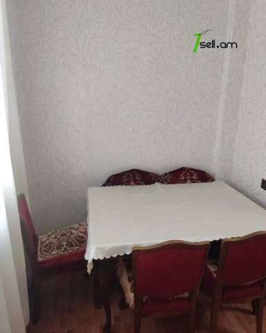 3 սենյականոց բնակարան Լենինգրադյան փողոցում, 78 ք.մ., կապիտալ վերանորոգված, քարե շենք