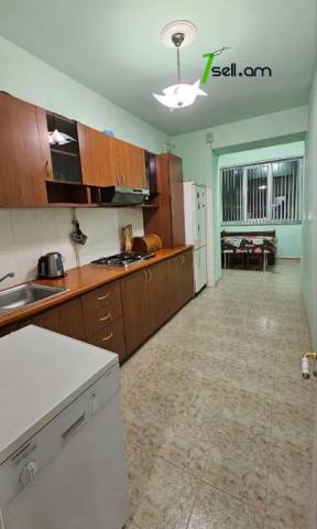 2 սենյականոց բնակարան Մոսկովյան փողոցում, 65 ք.մ., նախավերջին հարկ, կապիտալ վերանորոգված, քարե շենք