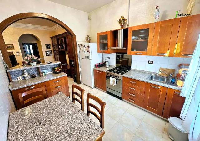 Երեք հարկանի քարե տուն Քեռու փողոցում Արաբկիրում, 1600 ք.մ., 3+ սանհանգույց, կապիտալ վերանորոգված