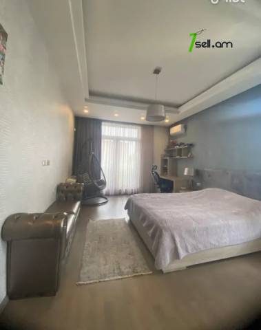 Երեք հարկանի տուն Մարշալ Բաբաջանյան փողոցում Ավանում, 715 քմ, 3+ սանհանգույց