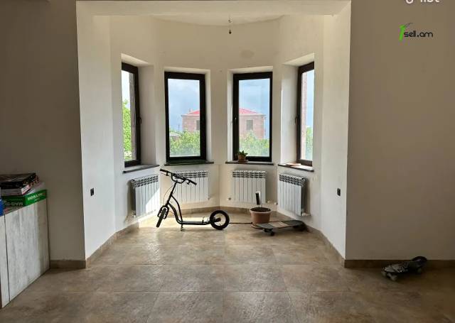 Չորս հարկանի քարե տուն 1-րդ փողոցում Քասախում, 448 ք.մ., 3+ սանհանգույց, մասնակի վերանորոգում