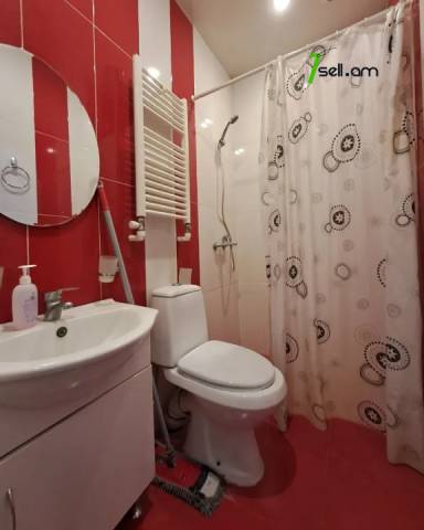 2 սենյականոց բնակարան Տերյան փողոցում, 45 ք.մ., կապիտալ վերանորոգված, քարե շենք