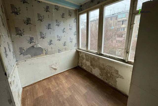 1 սենյականոց բնակարան Նելսոն Ստեփանյան փողոցում, 46 քմ, նախավերջին հարկ, քարե շենք