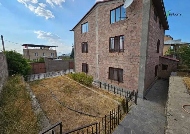 Երեք հարկանի քարե տուն Բագրևանդի 44-րդ փողոցում Նոր Նորքում, 1340 ք.մ., 3+ սանհանգույց