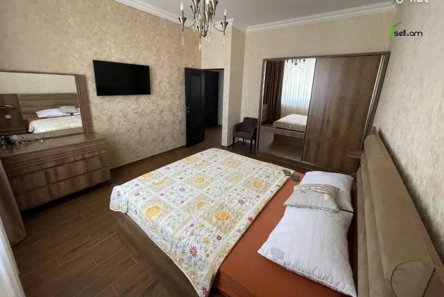 Երկու հարկանի քարե թաունհաուզ, Գ-1 թաղամաս Աջափնյակում, 150 ք.մ., 2 սանհանգույց, եվրովերանորոգված