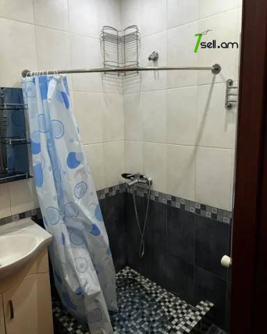 2 սենյականոց բնակարան Արամ Խաչատրյանի փողոցում, 60 ք.մ., 2/5 հարկ, կապիտալ վերանորոգված, քարե շենք