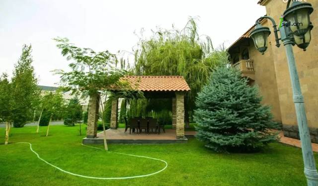 Երկու հարկանի քարե տուն Արաքսի փողոցում Աջափնյակում, 390 ք.մ., 3+ սանհանգույց