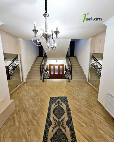 Երեք հարկանի քարե տուն Բագրևանդի փողոցում Նոր Նորքում, 1560 ք.մ., 3+ սանհանգույց