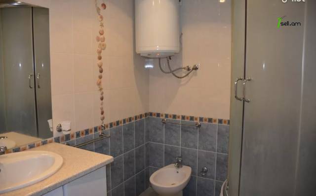 3 սենյականոց բնակարան Նար-Դոսի փողոցում, 90 ք.մ., 2 սանհանգույց, բարձր առաստաղներ, նախավերջին հարկ