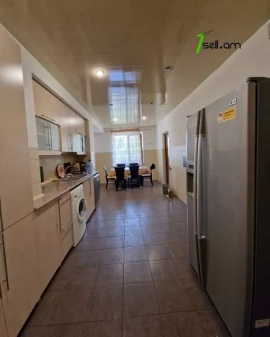 Երկու հարկանի քարե տուն Լուկաշինի փողոցում Աջափնյակում, 300 ք.մ., 3+ սանհանգույց, եվրովերանորոգված