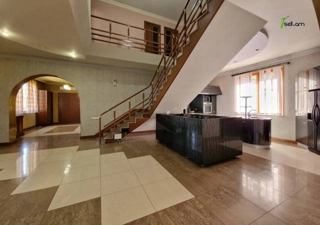 Երկու հարկանի քարե տուն Աշոտ Հովհաննիսյանի փողոցում Նոր Նորքում, 700 ք.մ., 3+ սանհանգույց