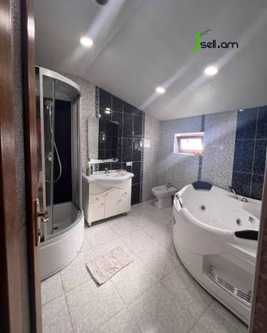 Երկու հարկանի քարե տուն, Թբիլիսյան խճուղի Արաբկիրում, 900 ք.մ., 3+ սանհանգույց, եվրովերանորոգված