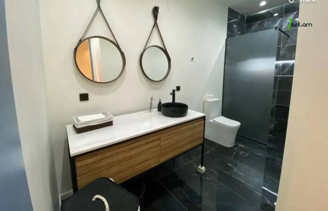 Երեք հարկանի քարե տուն Ղափանցյան փողոցում Արաբկիրում, 450 ք.մ., 3+ սանհանգույց