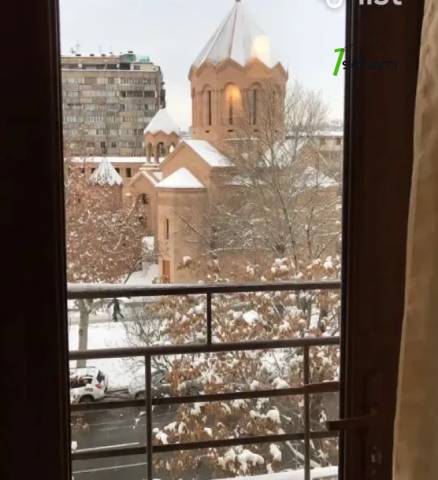 2 սենյականոց բնակարան Աբովյան փողոցում, 41 ք.մ., նախավերջին հարկ, եվրովերանորոգված, քարե շենք