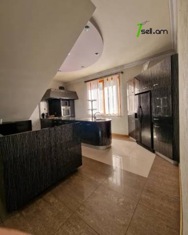 Երկու հարկանի քարե տուն Աշոտ Հովհաննիսյանի փողոցում Նոր Նորքում, 700 ք.մ., 3+ սանհանգույց