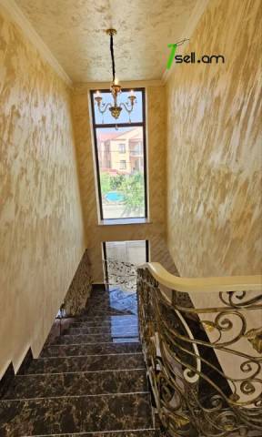 Երկու հարկանի քարե տուն, Արմենակ Արմենակյան անցուղի Նորք Մարաշում, 1800 քմ, 3+ սանհանգույց
