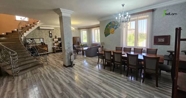 Երկու հարկանի քարե տուն Սիլիկյանի 5-րդ փողոցում Աջափնյակում, 820 քմ, 3+ սանհանգույց, մեծ հողամաս
