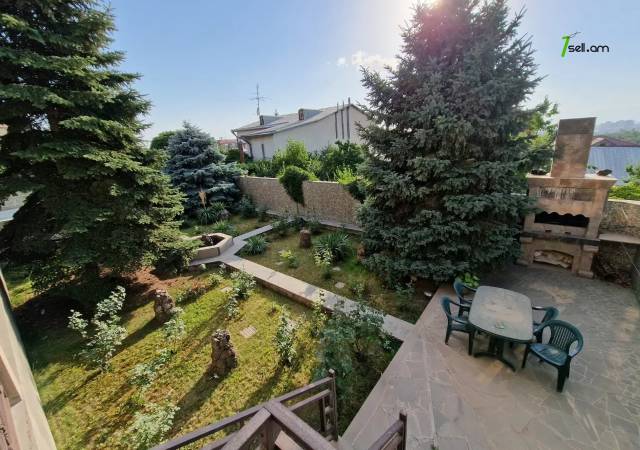 Երեք հարկանի քարե տուն Լուսինե Զաքարյան փողոցում Նորք Մարաշում, 300 քմ, 3+ սանհանգույց