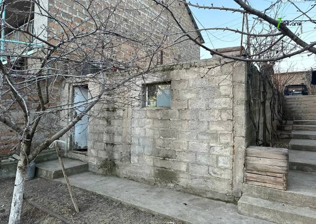 Երկու հարկանի քարե տուն Դպրոցակաների փողոցում Օշականում, 130 քմ, 2 սանհանգույց, մեծ հողամաս