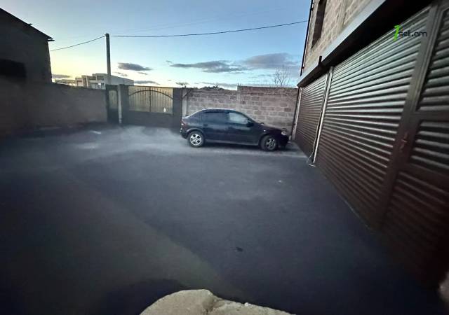 Երեք հարկանի քարե տուն 1-ին փողոցում Զովունիում, 800 ք.մ., 3+ սանհանգույց, կապիտալ վերանորոգված