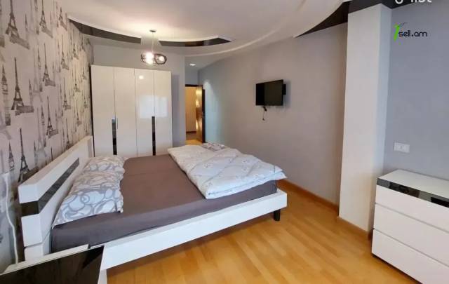 6 սենյականոց բնակարան Հանրապետության փողոցում, 230 ք.մ., նախավերջին հարկ, 3+ սանհանգույց