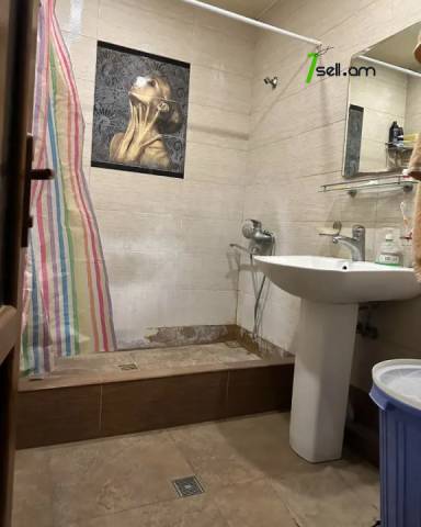 2 սենյականոց բնակարան Քաջազնունի փողոցում, 67 ք.մ., 3/10 հարկ, մասնակի վերանորոգում