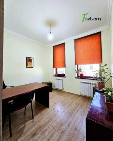 Երկու հարկանի տուն, Գ-1 թաղամաս Աջափնյակում, 552 ք.մ., 2 սանհանգույց, կապիտալ վերանորոգված