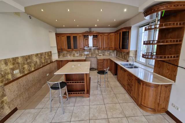 Երկու հարկանի քարե տուն, Նոյ թաղամաս Աջափնյակում, 400 ք.մ., 3+ սանհանգույց, եվրովերանորոգված