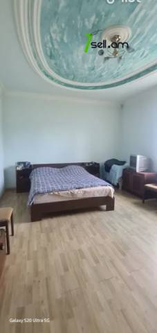 Երկու հարկանի տուն Կնունյանց փողոցում Եղվարդում, 300 քմ, 3+ սանհանգույց, կապիտալ վերանորոգված