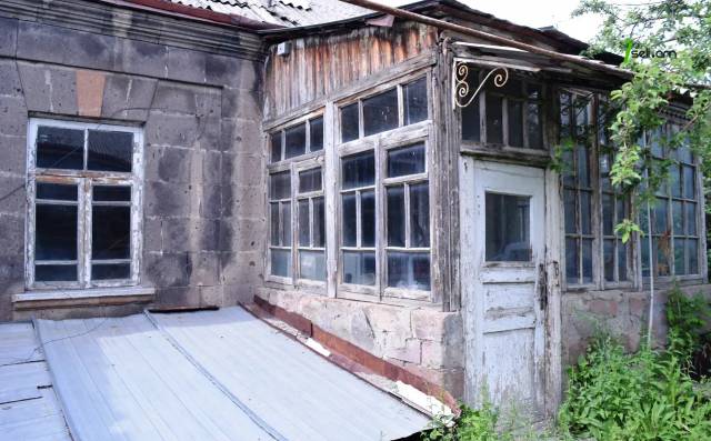 Մեկ հարկանի քարե տուն Բաքվի 26 կոմիսարների փողոցում Գյումրիում, 84 ք.մ.