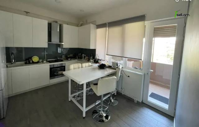 4 սենյականոց բնակարան Տպագրիչների փողոցում, 140 ք.մ., 2 սանհանգույց, բարձր առաստաղներ