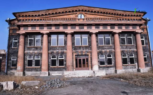 Երեք հարկանի քարե տուն Գարեգին Նժդեհի պողոտայում Գյումրիում, 717 քմ, 2 սանհանգույց