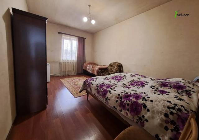 Մեկ հարկանի քարե տուն 5-րդ փողոցում Զովունիում, 350 ք.մ., մասնակի վերանորոգում