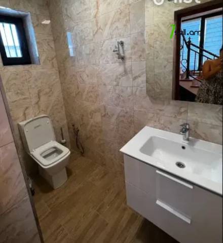 Երկու հարկանի թաունհաուզ, Գ-1 թաղամաս Աջափնյակում, 151 քմ, 2 սանհանգույց, կապիտալ վերանորոգված