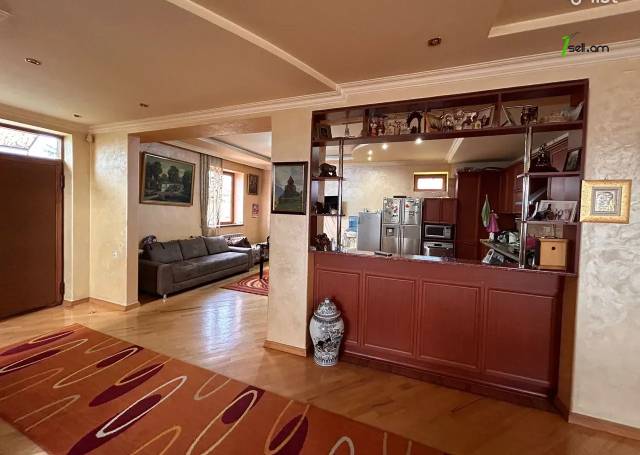 Երեք հարկանի քարե տուն Առինջի 17-րդ փողոցում Առինջում, 360 ք.մ., 3+ սանհանգույց