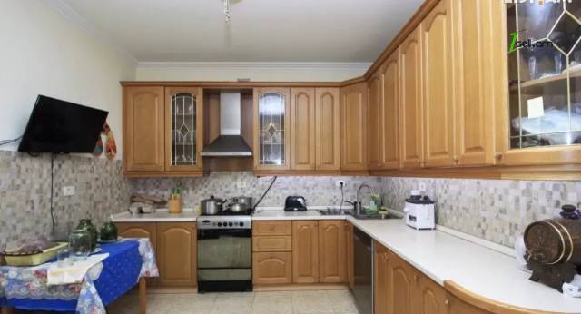 Չորս հարկանի քարե տուն Երզնկյան փողոցում Արաբկիրում, 350 ք.մ., 3+ սանհանգույց, կապիտալ վերանորոգված