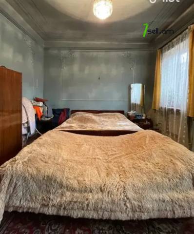 Երեք հարկանի քարե տուն Մանուշյան փողոցում Արաբկիրում, 350 ք.մ., 2 սանհանգույց