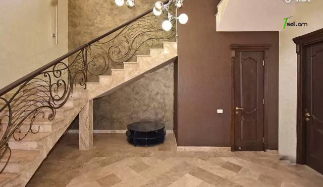 Երկու հարկանի քարե տուն Արաքսի փողոցում Աջափնյակում, 390 ք.մ., 3+ սանհանգույց