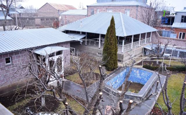 Երկու հարկանի քարե տուն, Օդանավակայանի 3-րդ թաղամաս Գյումրիում, 283 ք.մ., 3+ սանհանգույց