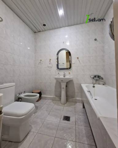 Երեք հարկանի քարե տուն Դավիթ Բեկի փողոցում Էրեբունիում, 2550 ք.մ., 3+ սանհանգույց, մեծ հողամաս